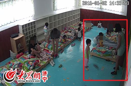 老師訓斥孩子,還隨手撿起一只鞋使勁扔向地板(視頻截圖)