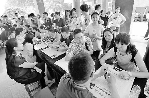 2日,在省實驗中學(xué)校園開放日活動中,眾多家長帶著孩子現(xiàn)場探分。 記者黃中明 攝