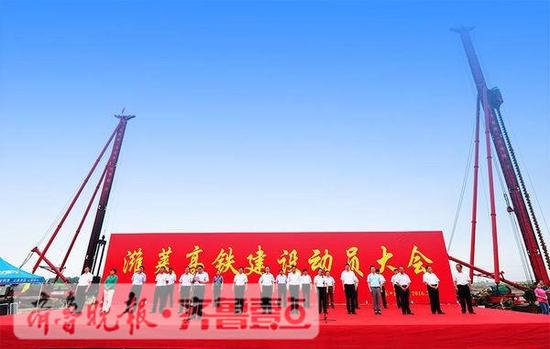 據了解，近日濰萊高鐵項目可研報告已經獲山東省發改委批復。下一步，將進入初步設計和施工圖設計階段，其中，沿線定測放線和打孔工作已全面展開。