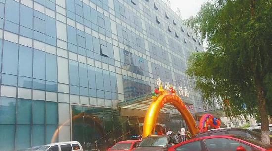 連環(huán)關(guān)店潮后，濟(jì)南“碩果僅存”的凈雅八一店7月2日迎來一場(chǎng)婚宴。 記者蘇冉 攝