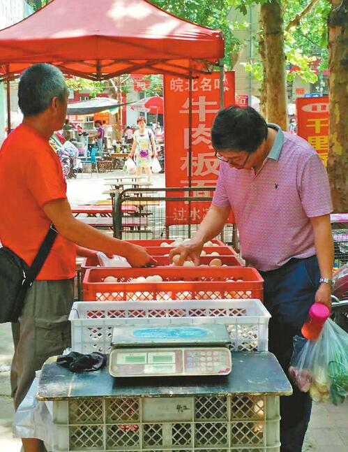 日前,市民在挑選新鮮雞蛋。 記者王晶 攝