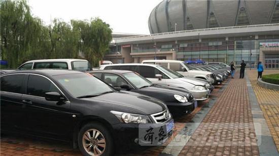 等待被拍賣的公車