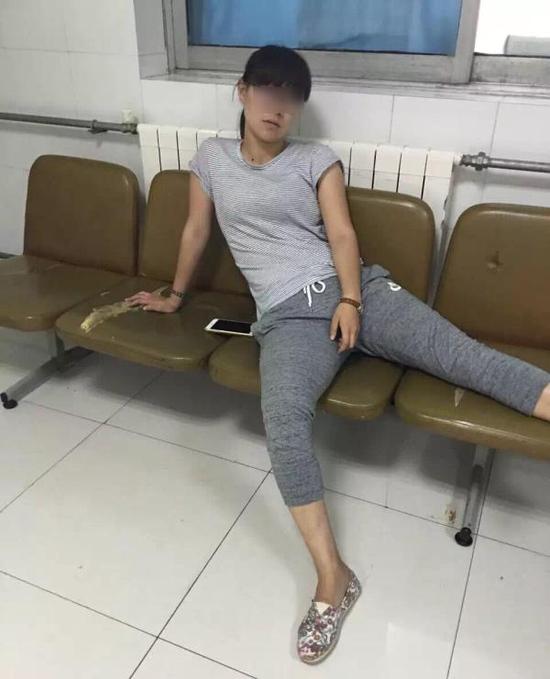 女商販稱腿受傷無法行走,前往醫院要求住院治療。