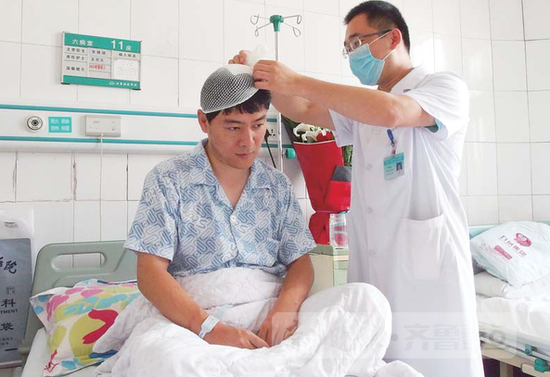 7月3日，被砍傷的派出所副所長石登超仍在住院，巡診醫生查看他的傷情。