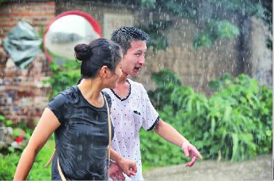昨日,突如其來的大雨讓外出的市民措手不及。(范良 攝)