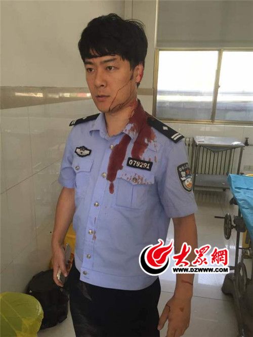 石登超被砍傷后,同事將他送到醫院救治