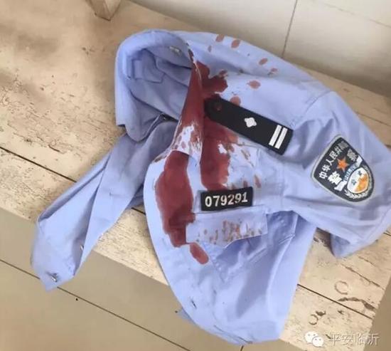 被鮮血浸濕的警服