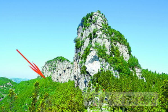遠看雕刻有造像的懸崖峭壁。