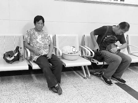 小磊的奶奶坐在重癥監(jiān)護室外懊悔不已 記者丁國彬 攝