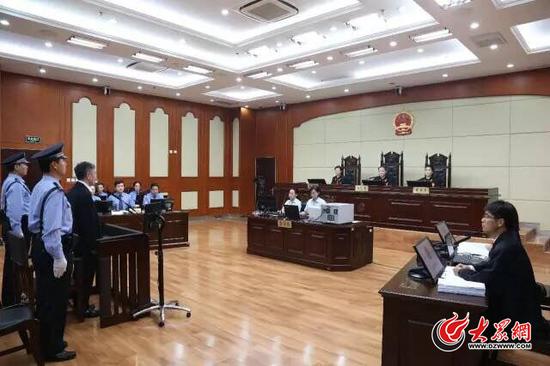 7月6日,山東省淄博市中級人民法院一審公開開庭審理了河南省人大常委會原副主任秦玉海受賄一案。(圖片來自山東省高級人民法院官方微信)