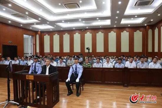 7月6日,淄博市中級人民法院一審公開開庭審理了河南省人大常委會原副主任秦玉海受賄一案。(圖片來自山東省高級人民法院官方微信)