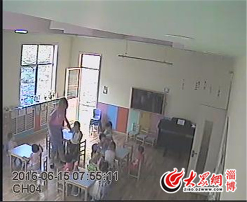 監控錄像里,7點55分11秒時,王老師拉著騫騫走向玩具角。