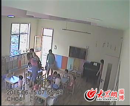 十幾秒后,騫騫回到座位,王老師將其抱起去廁所。