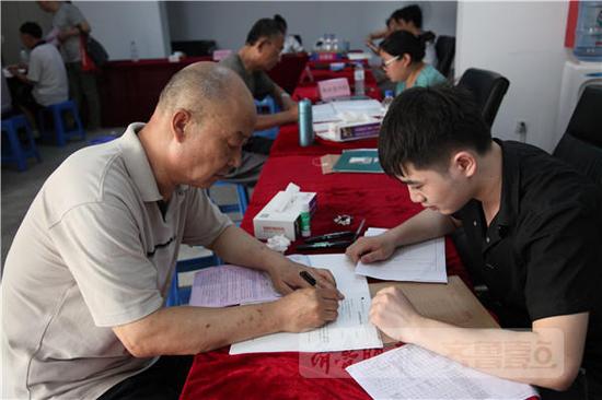 回遷居民領(lǐng)鑰匙現(xiàn)場(chǎng)(甸柳街道供圖)