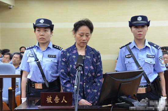 6月15日,被告人丁凤云在庭审现场。新华法治资料图