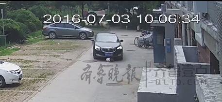 孩子被直接卷入車下。