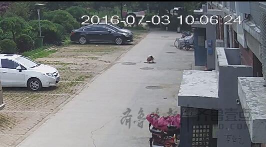事發(fā)前,孩子蹲在小區(qū)里的井蓋上玩,黑色別克轎車停在不遠(yuǎn)處。