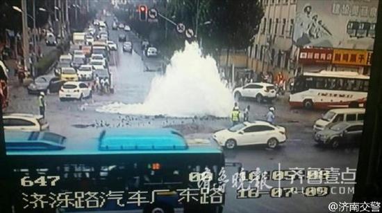 济洛路与汽车厂东路路口地下水管爆裂 济南交警供图