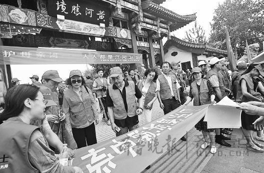 省實驗中學68級的13名老校友參加志愿活動。記者張中攝