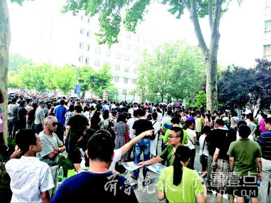 陪孩子參加小升初招考的家長。齊魯晚報·齊魯壹點 見習記者郭立偉 攝