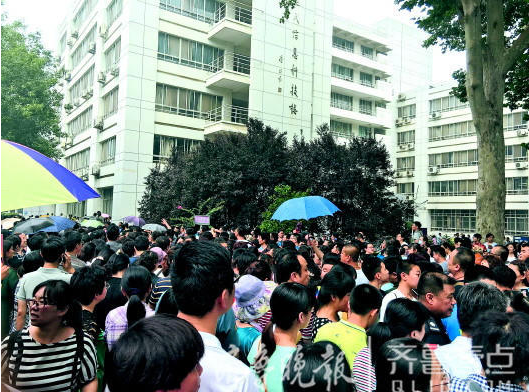 7月10日上午,在山東大學中心校區聚集了大批小學生家長,他們都是陪同孩子參加山大附中小升初招生考查、面試的。齊魯晚報·齊魯壹點 見習記者郭立偉 攝