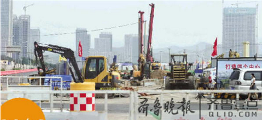 奥体西路R3线地铁站开始施工。(资料片)齐鲁晚报·齐鲁壹点 记者周青先摄