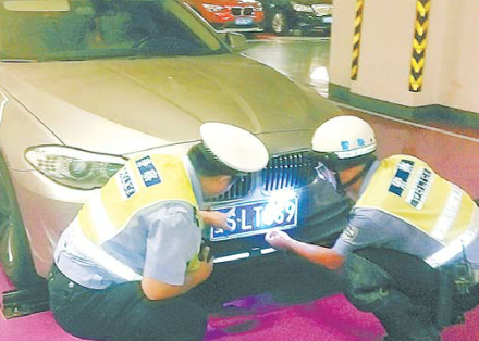 (七八個人合力在恒隆廣場推這輛寶馬車。交警供圖)
