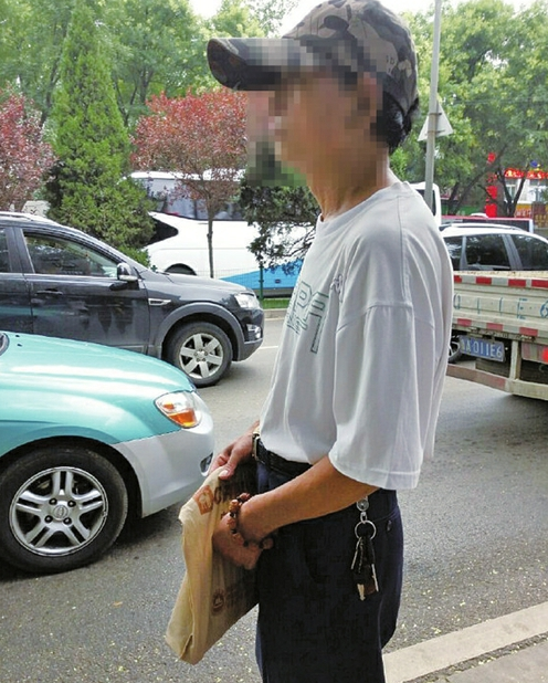 當事人拍下的男子照片