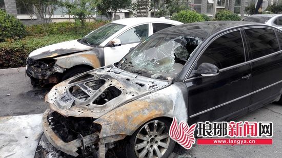 兩車車頭都被燒得面目全非。