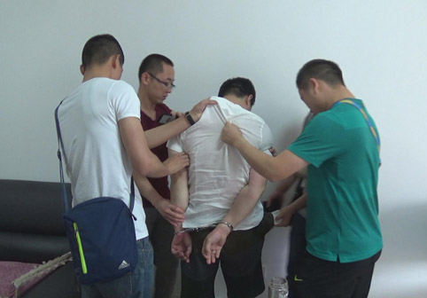 濰坊邊防支隊的辦案人員將李華抓獲(警方供圖)