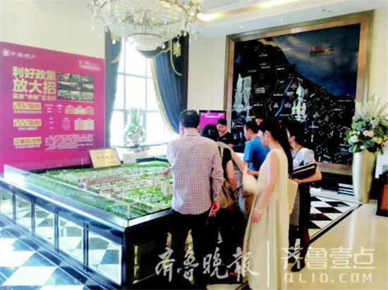 在煙臺城區一樓盤,不少市民前來看房,銷售商的廣告上打著“放大招”。齊魯晚報·齊魯壹點 記者 秦雪麗 攝