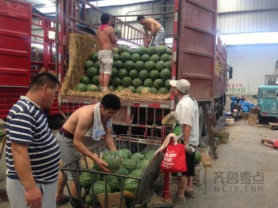 在堤口路果品批發市場，批發商正在賣瓜。