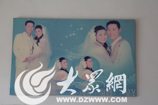 杨树朋家中的墙上悬挂着他和邹丽娜的婚纱照。