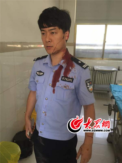 石登超被砍傷后,同事將他送到醫院救治