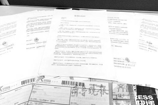 在受害者寄來的材料中,不乏損失金額十萬以上的人。本報見習記者張阿鳳攝
