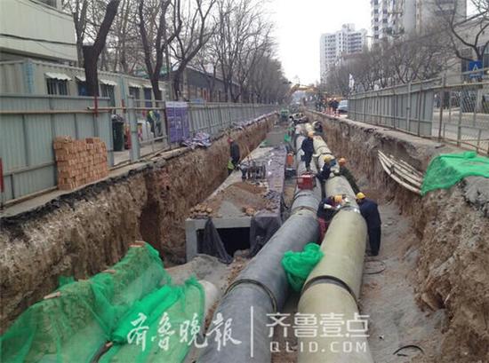 濟大路安裝雨水暗渠,提高排水能力。(資料片)齊魯晚報·齊魯壹點 記者 王皇 攝