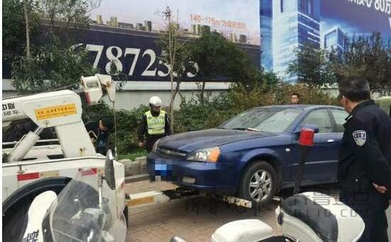 警方将违停车辆拖离现场(资料)
