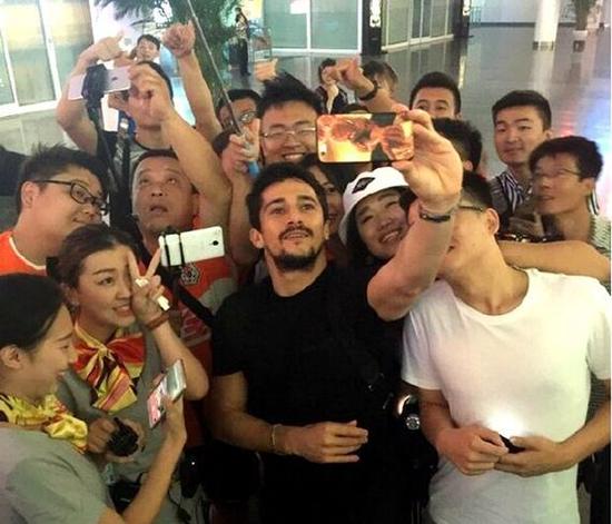球迷為阿洛伊西奧送行