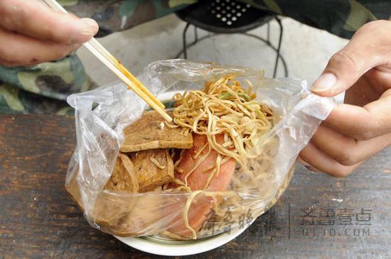 臧電寬和工友經(jīng)常來魏祥雨的面攤吃飯,魏祥雨的面條一直是2元一碗。齊魯晚報·齊魯壹點 記者 鄧興宇 攝