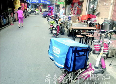 大街上隨處可見(jiàn)餓了么配送車(chē)。齊魯晚報(bào)·齊魯壹點(diǎn) 記者　時(shí)培磊　攝