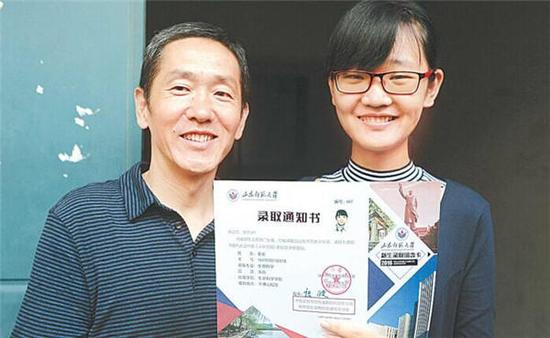 夏岩(右)和父亲乐滋滋地展示大学录取通知书。周青先摄
