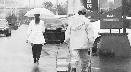 雨中环卫工人仍然在工作, 他们稍有疏忽就可能被罚款。