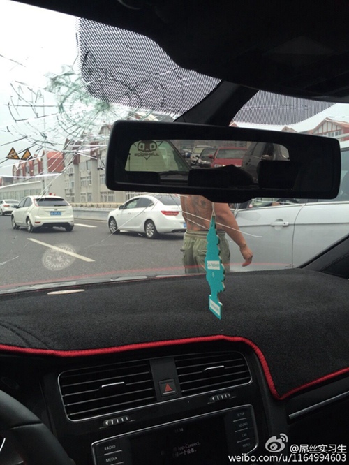 赤裸上身的男子將孫先生的車砸壞(圖片來自孫先生微博)
