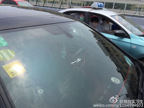 被砸壞的車玻璃