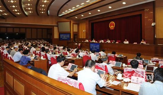 7月18日,山東省十二屆人大常委會(huì)第二十二次會(huì)議在濟(jì)南舉行第一次全體會(huì)議,聽(tīng)取有關(guān)決定草案、法規(guī)草案的說(shuō)明,有關(guān)法規(guī)草案審議結(jié)果的報(bào)告、有關(guān)議案審議結(jié)果的報(bào)告、有關(guān)議案的說(shuō)明和人事任免案等。