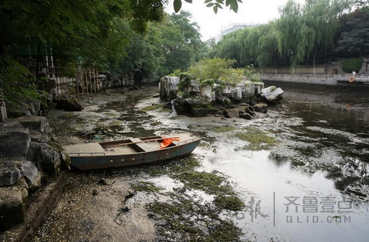 護(hù)城河排水應(yīng)對(duì)暴雨后的情景。齊魯晚報(bào)·齊魯壹點(diǎn)記者 徐延春 攝