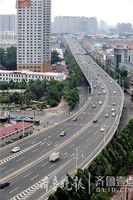 暴雨預(yù)報(bào)和市政府通知調(diào)整上下班時(shí)間后，濟(jì)南城的變化……