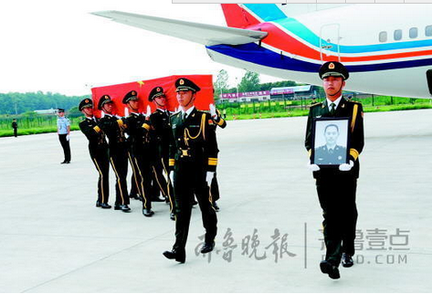 20日，在河南新郑机场，杨树朋烈士覆盖着国旗的灵柩由礼兵缓缓抬下军机，21日，烈士骨灰将被送回故乡莱芜。据中国军网