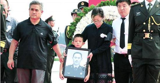 7月20日,我赴南蘇丹維和步兵營遇襲傷亡人員回國迎接儀式在鄭州舉行。楊樹朋烈士親屬迎接英雄回家。據中國軍網
