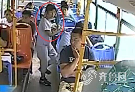 女子上了车就说,“我没拿过钱,我都是坐这车。”视频截图